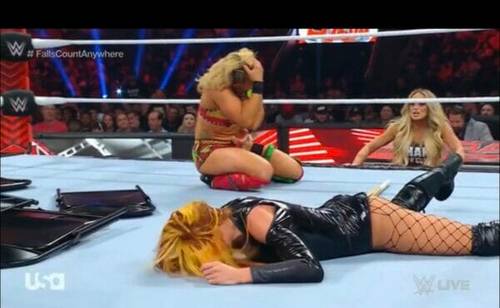 Una luchadora tumbada en un ring de lucha libre de la WWE.