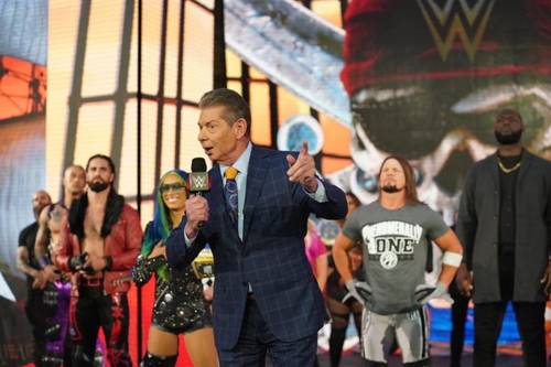 Vince McMahon hablando delante de muchas Superestrellas de WWE
