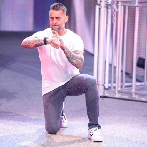 Superluchas - Un hombre con tatuajes, Bully Ray, agachado en un escenario mientras compara el regreso de CM Punk a la WWE con el infame Montreal Screwjob.