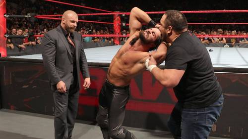 Samoa Joe debuta en WWE atacando a Seth Rollins y ayudando a Triple H (WWE Monday Night Raw - 31/01/2017) / WWE.com