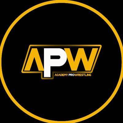Superluchas - El logotipo de Academy Pro Wrestling (APW) brilla intensamente sobre un elegante fondo negro, representando la encarnación de los propósitos de Año Nuevo para los aspirantes a luchadores.