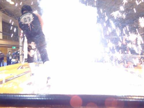 Atsushi Onita en acción Foto de ProWrestling Zero1 Japan（プロレスリング ゼロワン）en Facebook