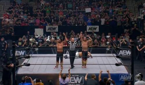 Un grupo de luchadores mostrando sus habilidades en un ring de lucha libre de WWE Smackdown.