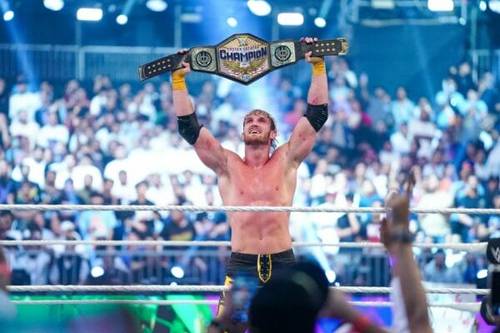 Superluchas - El Campeón Indiscutible sostiene un cinturón frente a una multitud.