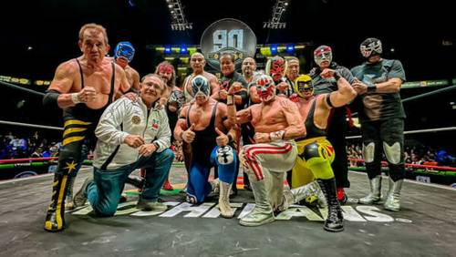 Superluchas - Un grupo de hombres enmascarados posando para una foto en Atlantis usando los cinturones de campeonato del Torneo de Leyendas CMLL.