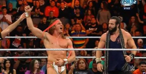 Matt Riddle disfrazado como Ezekiel y Elias en WWE Raw 31 de octubre de 2022 / WWE
