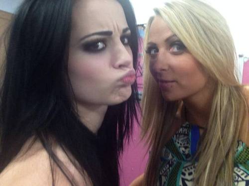 La ex WWE Divas Champion Paige y Emma en Backstage de WWE RAW (30/06/14) / Twitter.com/EmmaWWE