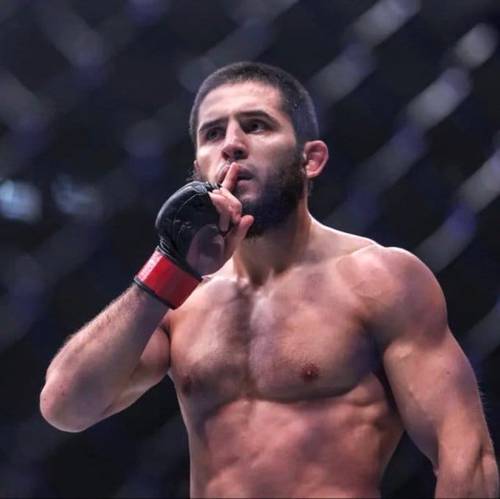 Superluchas - Islam Makhachev, un luchador de UFC sin camisa, muestra su mensaje a los cinco mejores de la división de peso ligero.