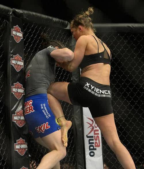 Rodillazo de Ronda Rousey en UFC 170