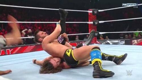 Superluchas - En enero de 2024, dos luchadores se involucran en una intensa lucha dentro del ring de WWE RAW.