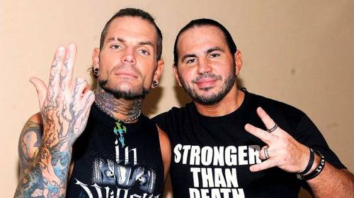 Superluchas - Dos hombres con tatuajes, Jeff Hardy y Matt Hardy, posando para una foto antes de su lucha en AEW Rampage.