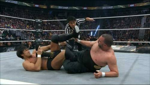 Superluchas - Dos luchadores muestran sus mejores y peores movimientos en el ring de lucha libre, mientras son supervisados por un árbitro.