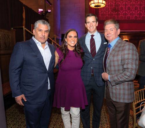 Nick Khan, Stephanie McMahon, Eli Manning y Vince McMahon en March of Dimes Sports Luncheon (noviembre 2021) / WWE