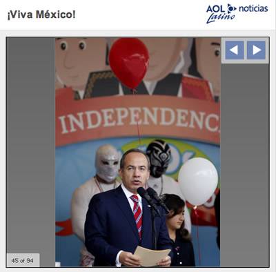 Felipe Calderón con Místico y Sombra a sus espaldas (13 septiembre 2009) / Photo Eduardo Verdugo para AP - AOL Noticias