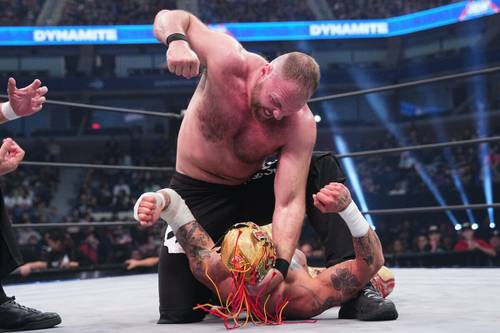 Superluchas - Dos luchadores luchan en un ring de lucha libre en AEW.