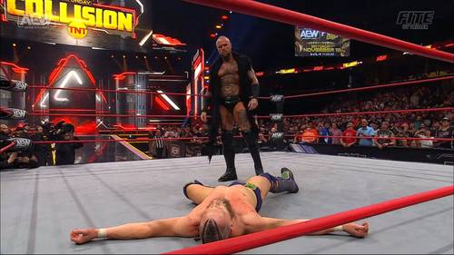 Superluchas - Se ve a un luchador en el suelo en un ring de lucha libre durante AEW COLLISION.