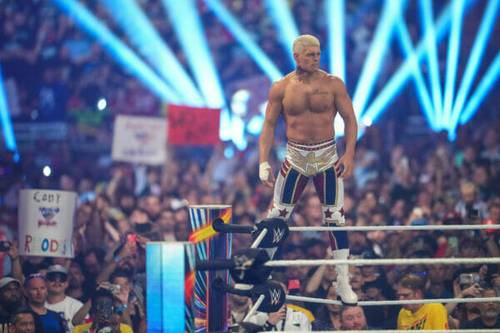 Cody Rhodes evolucionando como American Nightmare frente a una multitud de la WWE.