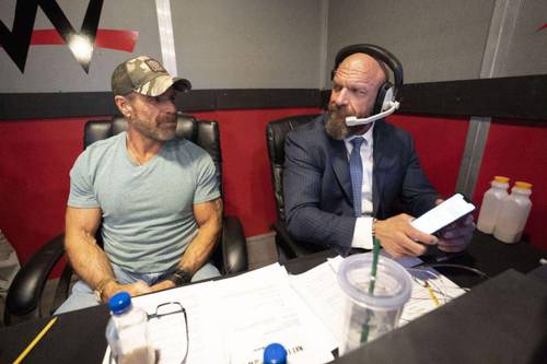 Shawn Michaels y Triple H mano a mano en la mesa de producción de NXT
