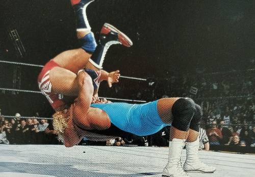 Mr. Perfect haciendo un Perfect Plex a Kurt Angle en el Royal Rumble 2002
