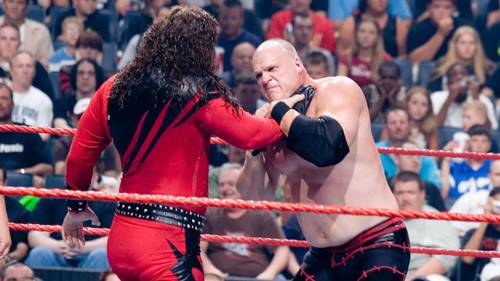 El Impostor Kane (Doc Gallows) atacando a Kane en WWE