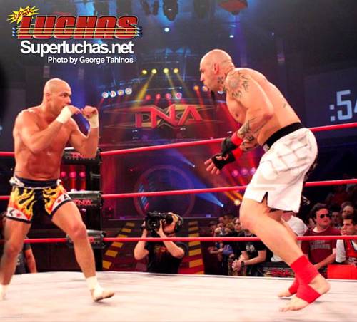 Tomko enfrentó a Kurt Angle en modalidad pseudo-mma en una de sus últimas luchas en TNA (2008) / Photo by George Tahinos