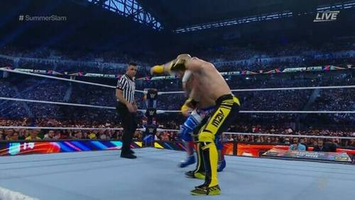 Luchadores de la WWE en un ring con un árbitro en SUMMERSLAM 2023.