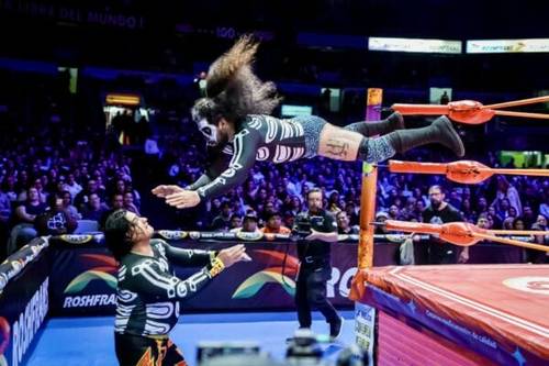 Superluchas - Bárbaro Cavernario, el nuevo Rey del Inframundo, domina en un ring de lucha libre.