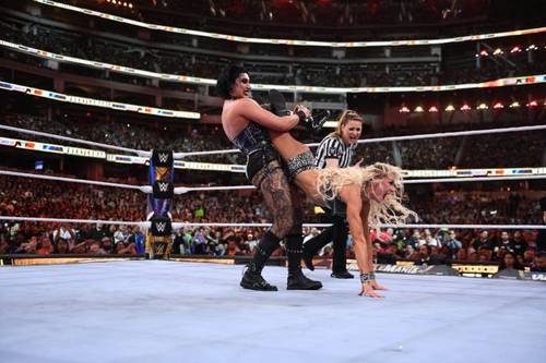 Rhea Ripley vs Charlotte Flair por el Campeonato Femenil SmackDown en WrestleMania 39