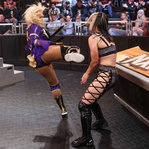 Superluchas - Los luchadores de NXT Nikkita Lyons y Blair Davenport se patean ferozmente en el ring.