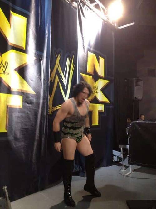 Solomon Crowe debuta en WWE NXT - twitter @lindseyhxx