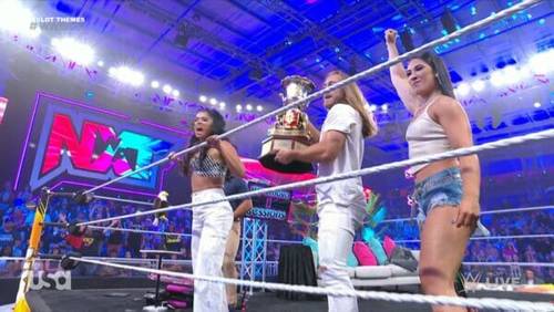 Nathan Frazer con Yulisa Leon y Valentina Feroz en WWE NXT 25 de julio 2023