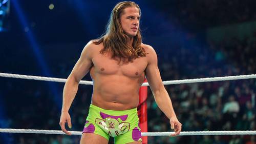Superluchas - Un luchador de la WWE, Matt Riddle, con el pelo largo parado en un ring demostrando su rencor.