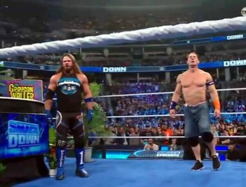 John Cena y AJ Styles se enfrentan a Jimmy Uso y Solo Sikoa en el ring de lucha libre.