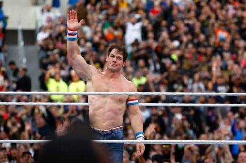 Superluchas - John Cena, un hombre en un ring de lucha libre, saludando a la multitud en su última aparición en la WWE antes de retirarse.