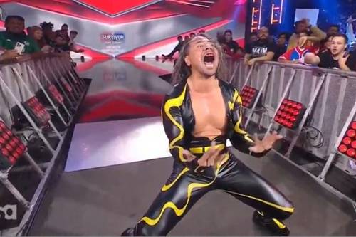 Superluchas - Un luchador con un traje amarillo y negro, Nakamura, en un escenario, pero logra derrotar a Otis.