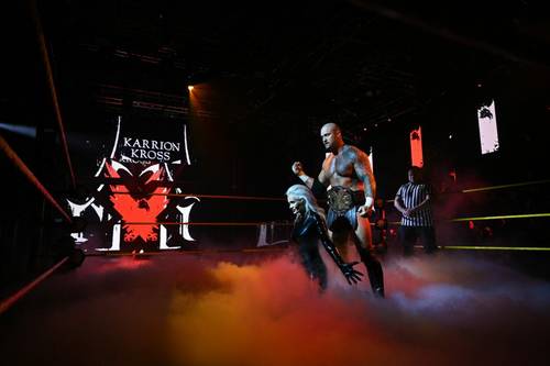 Karrion Kross como Campeón NXT con Scarlett
