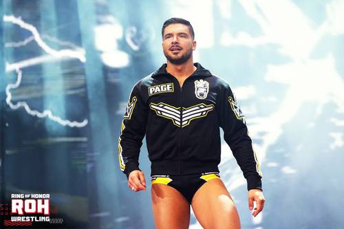 Superluchas - El escenario ideal de Ethan Page en ROH Final Battle 2023, con un luchador con capucha negra y amarilla en el escenario.
