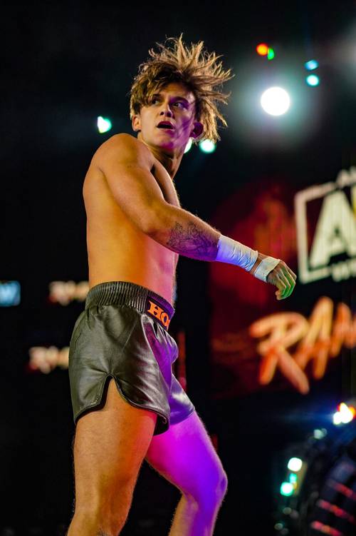 Hook en su debut como luchador en AEW Rampage el 10 de diciembre de 2021