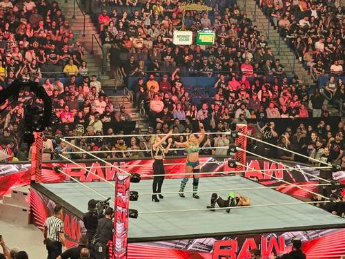 Zoey Stark festejando con Trish Stratus tras vencer a Natalya en WWE Raw