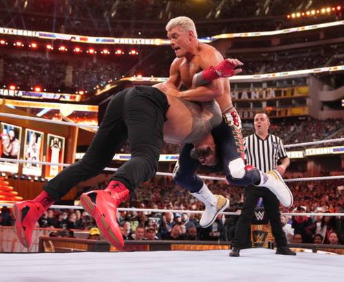 Cody Rhodes y su pedrigree a Roman Reigns en WrestleMania 39