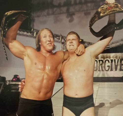 Lance Cade y Trevor Murdoch como Campeones Mundiales de Parejas WWE