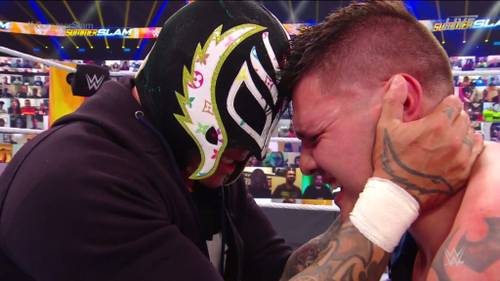 Rey Mysterio consuela a Dominik Mysterio tras su derrota ante Seth Rollins en WWE SummerSlam 2020 (23/08/2020) / WWE