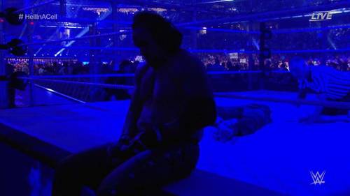 The Undertaker se quita sus Guantes tras ganar a Shane McMahon en un Hell in a Cell Match en WWE WrestleMania 32 (03/04/2016) / Twitter.com/WWEUniverse