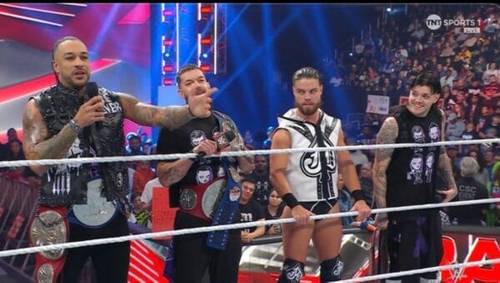 Superluchas - Un grupo de luchadores parados en un ring mostrando los mejores y peores momentos del evento WWE RAW del 13 de noviembre de 2023.