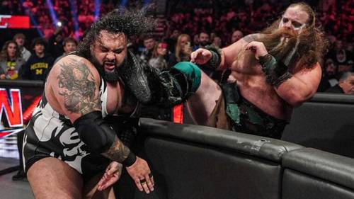 Superluchas - Luchadores peleando en el ring durante WWE RAW.