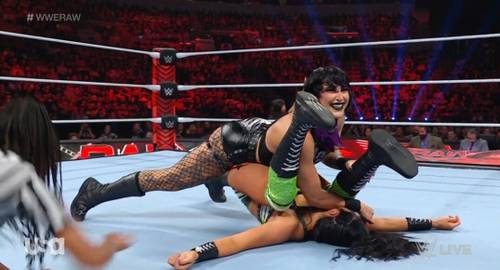 Dos mujeres luchando en un ring de lucha libre durante WWE RAW.