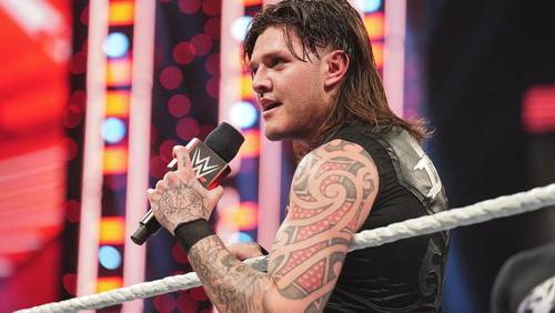 Superluchas - Considere Chavo Guerrero, un luchador con tatuajes, sostiene un micrófono.