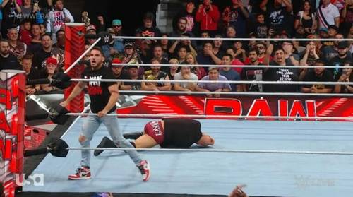Superluchas - Un luchador tirado en el suelo frente a una multitud durante WWE RAW.