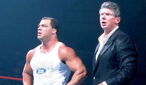 Kurt Angle y Vince McMahon, allá por 2001 / WWE