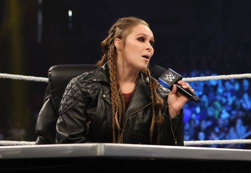Ronda Rousey micro en mano en SmackDown